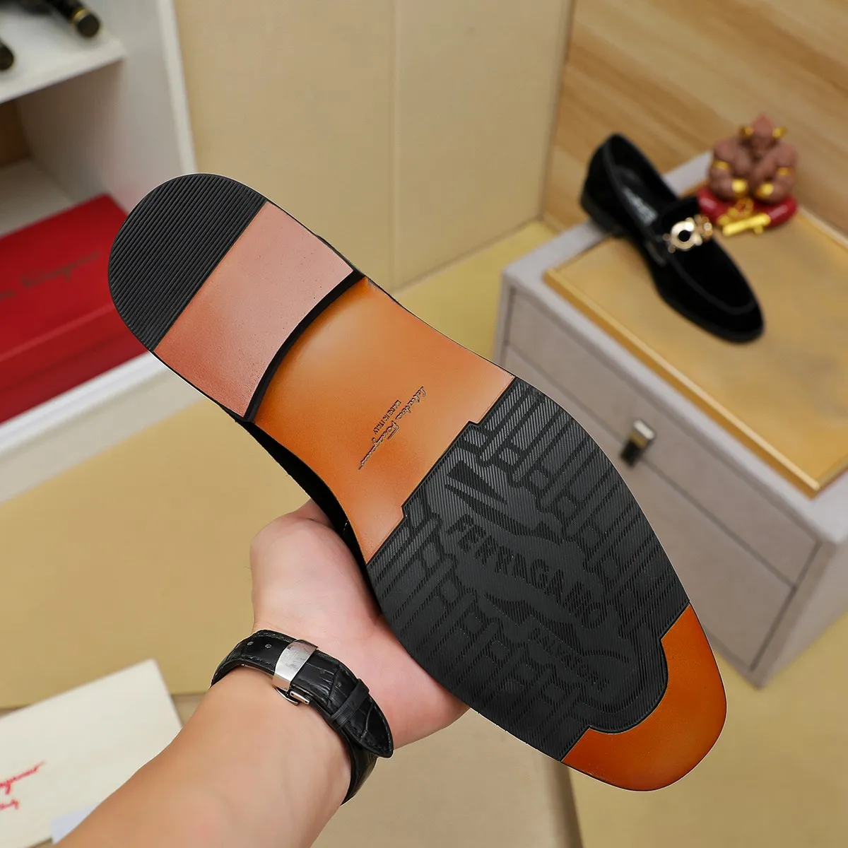 Men's shoes💰420🔥Ferragamo new men's formal shoes🇨🇳Official website original 1:1 mold opening, original quality💯Fine workmanship, high-end luxury shoes☘ The surface is made of imported Italian first-layer cowhide🌴🐑Leather lining🍓Rubber wear-resistant and non-slip outsole, breathable and comfortable to wear🍍The first choice for high-grade men, size 39-45 (38.46. Can be customized)